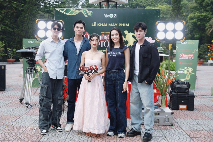 Lê Phương lần đầu cắt tóc ngắn sau 20 năm làm nghề, "lột xác" để đóng phim mới - Ảnh 3. Lê Phương lần đầu cắt tóc ngắn sau 20 năm làm nghề, "lột xác" để đóng phim mới - Ảnh 3.