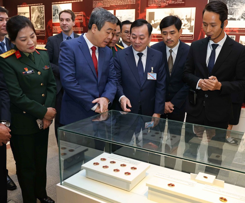 Khai mạc Triển lãm "Xứng danh Bộ đội Cụ Hồ" - Ảnh 5. Khai mạc Triển lãm "Xứng danh Bộ đội Cụ Hồ" - Ảnh 5.