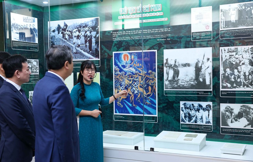 Khai mạc Triển lãm "Xứng danh Bộ đội Cụ Hồ" - Ảnh 3. Khai mạc Triển lãm "Xứng danh Bộ đội Cụ Hồ" - Ảnh 3.