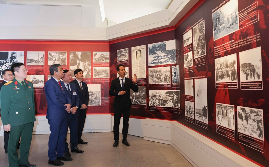 Khai mạc Triển lãm "Xứng danh Bộ đội Cụ Hồ" - Ảnh 4. Khai mạc Triển lãm "Xứng danh Bộ đội Cụ Hồ" - Ảnh 4.