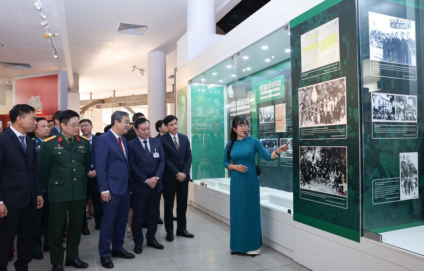 Khai mạc Triển lãm "Xứng danh Bộ đội Cụ Hồ" - Ảnh 2. Khai mạc Triển lãm "Xứng danh Bộ đội Cụ Hồ" - Ảnh 2.