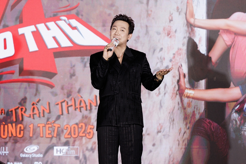 Trấn Thành thừa nhận “liều lĩnh” khi chọn Hoa hậu Tiểu Vy đóng chính phim Tết - Ảnh 1. Trấn Thành thừa nhận “liều lĩnh” khi chọn Hoa hậu Tiểu Vy đóng chính phim Tết - Ảnh 1.