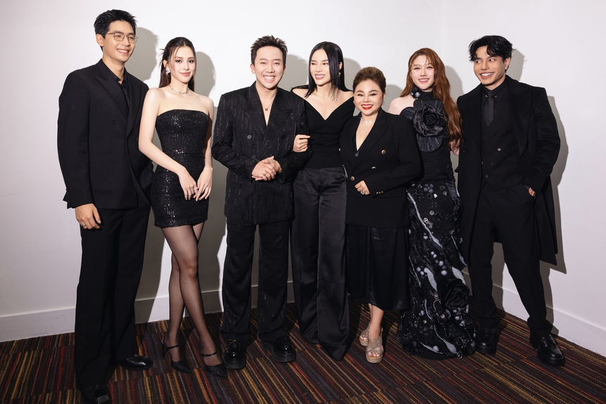 Trấn Thành thừa nhận “liều lĩnh” khi chọn Hoa hậu Tiểu Vy đóng chính phim Tết - Ảnh 3. Trấn Thành thừa nhận “liều lĩnh” khi chọn Hoa hậu Tiểu Vy đóng chính phim Tết - Ảnh 3.