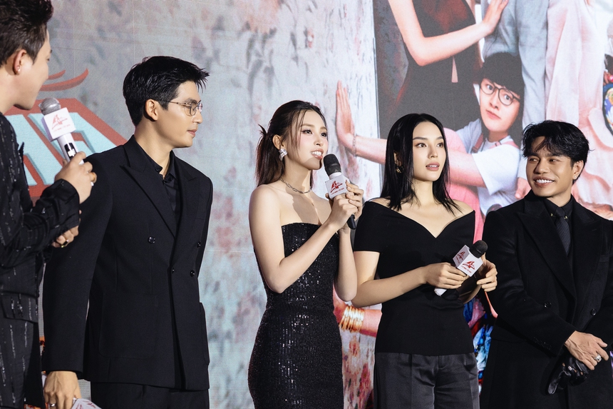 Trấn Thành thừa nhận “liều lĩnh” khi chọn Hoa hậu Tiểu Vy đóng chính phim Tết - Ảnh 2. Trấn Thành thừa nhận “liều lĩnh” khi chọn Hoa hậu Tiểu Vy đóng chính phim Tết - Ảnh 2.