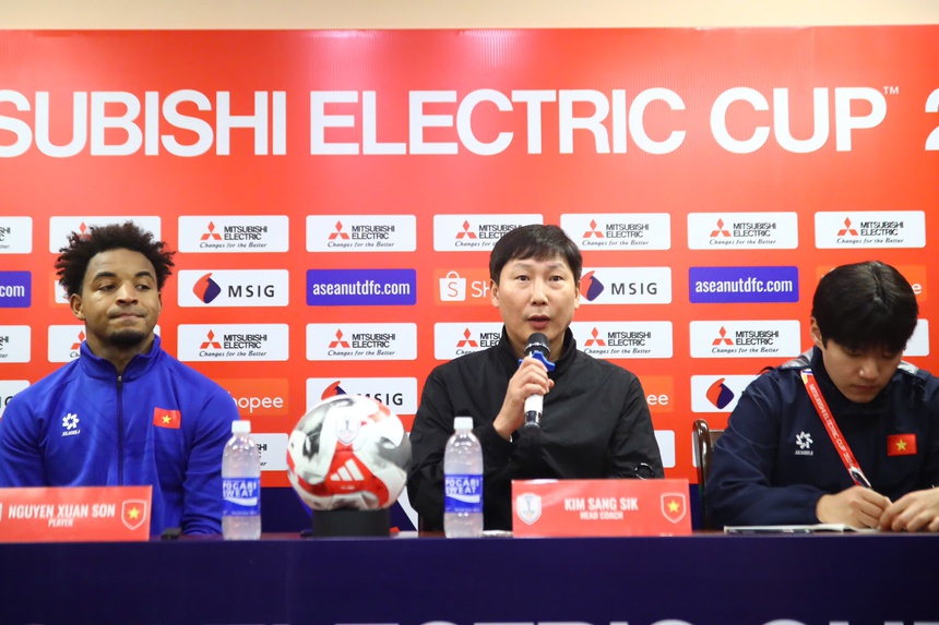 HLV Kim Sang Sik: ‘Son nói ổn, tôi để cậu ấy đá hết trận’ - Ảnh 2. HLV Kim Sang Sik: ‘Son nói ổn, tôi để cậu ấy đá hết trận’ - Ảnh 2.