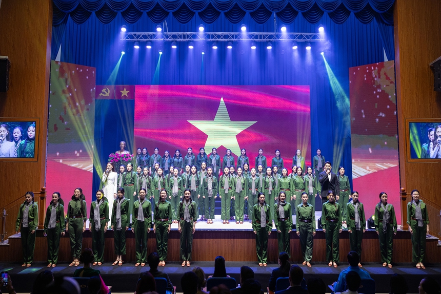 Đêm nhạc tri ân "Tự hào Việt Nam" của Hoa hậu Quốc gia Việt Nam 2024 - Ảnh 2.