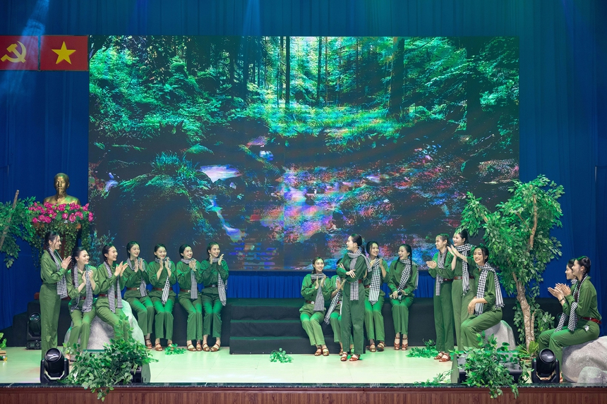 Đêm nhạc tri ân "Tự hào Việt Nam" của Hoa hậu Quốc gia Việt Nam 2024 - Ảnh 6.