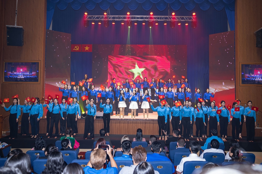 Đêm nhạc tri ân "Tự hào Việt Nam" của Hoa hậu Quốc gia Việt Nam 2024 - Ảnh 8.