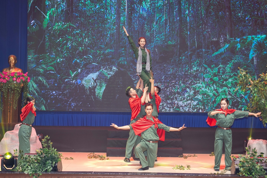 Đêm nhạc tri ân "Tự hào Việt Nam" của Hoa hậu Quốc gia Việt Nam 2024 - Ảnh 7.