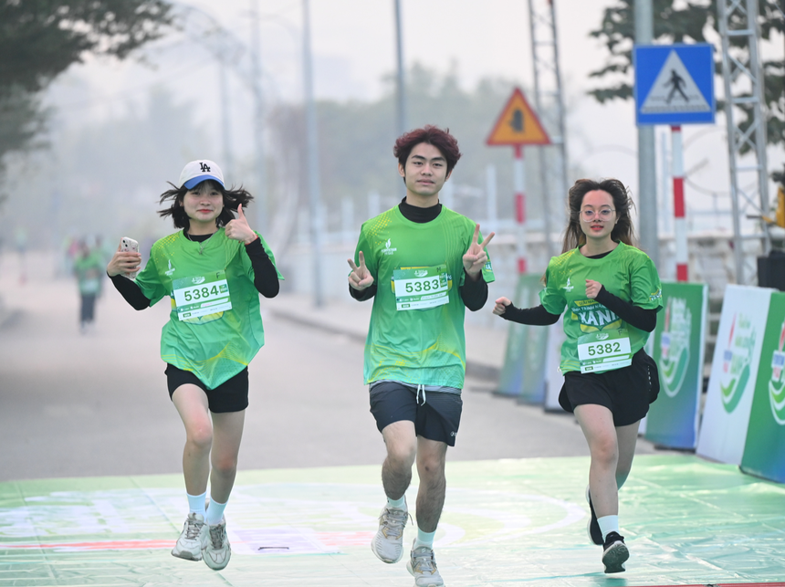 Tặng cây xanh cho vận động viên tham gia giải chạy “Hành trình năng lượng xanh” - Ảnh 3. Tặng cây xanh cho vận động viên tham gia giải chạy “Hành trình năng lượng xanh” - Ảnh 3.