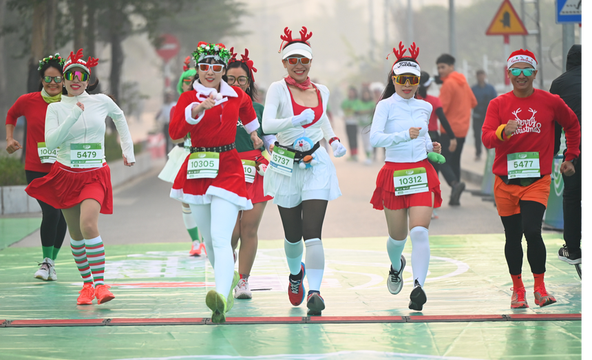 Tặng cây xanh cho vận động viên tham gia giải chạy “Hành trình năng lượng xanh” - Ảnh 1. Tặng cây xanh cho vận động viên tham gia giải chạy “Hành trình năng lượng xanh” - Ảnh 1.