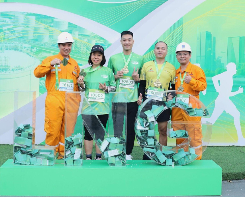 Tặng cây xanh cho vận động viên tham gia giải chạy “Hành trình năng lượng xanh” - Ảnh 2. Tặng cây xanh cho vận động viên tham gia giải chạy “Hành trình năng lượng xanh” - Ảnh 2.