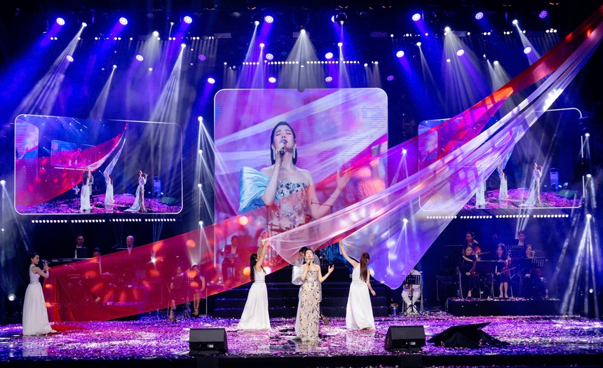 Ca sĩ Lệ Quyên và Lâm Bảo Châu tình tứ trên sân khấu "Noel cho tình nhân" - Ảnh 1.