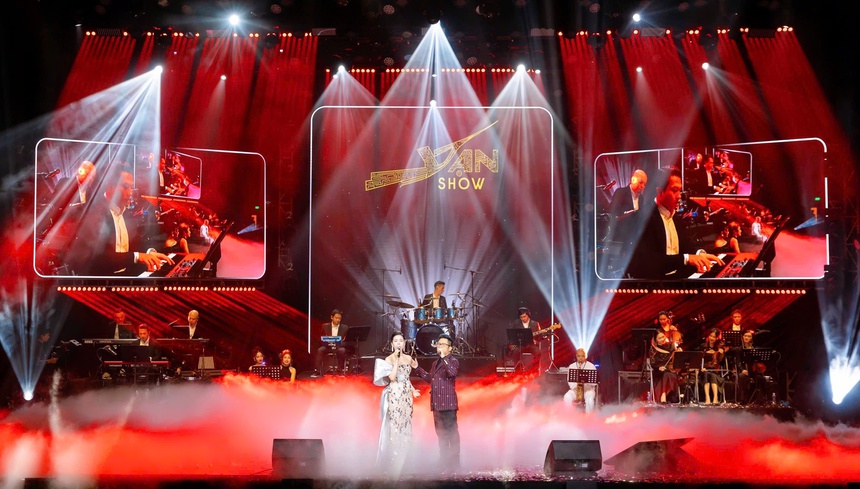 Ca sĩ Lệ Quyên và Lâm Bảo Châu tình tứ trên sân khấu "Noel cho tình nhân" - Ảnh 3.