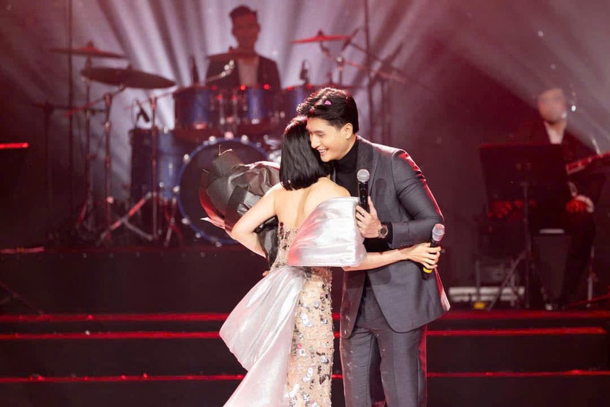 Ca sĩ Lệ Quyên và Lâm Bảo Châu tình tứ trên sân khấu "Noel cho tình nhân" - Ảnh 6.