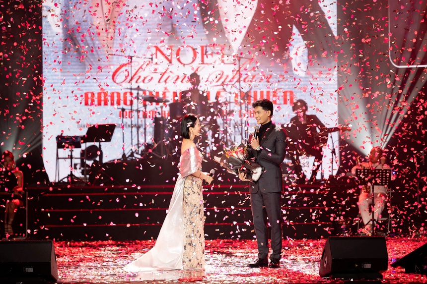 Ca sĩ Lệ Quyên và Lâm Bảo Châu tình tứ trên sân khấu "Noel cho tình nhân" - Ảnh 5.