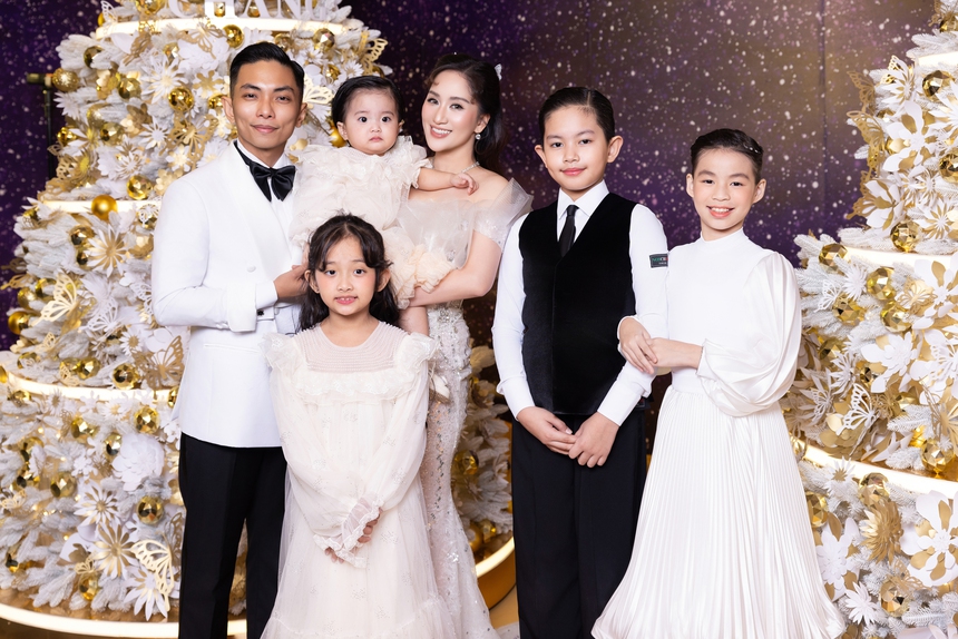 Khánh Thy - Phan Hiển đưa dàn nhóc tì đi dự tiệc cùng sao Việt - Ảnh 1.