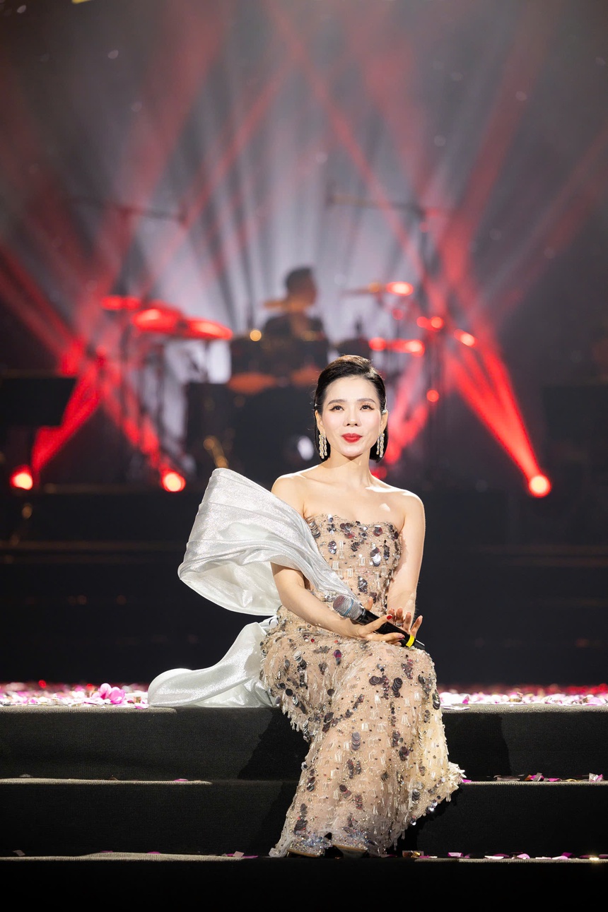 Ca sĩ Lệ Quyên và Lâm Bảo Châu tình tứ trên sân khấu "Noel cho tình nhân" - Ảnh 2.