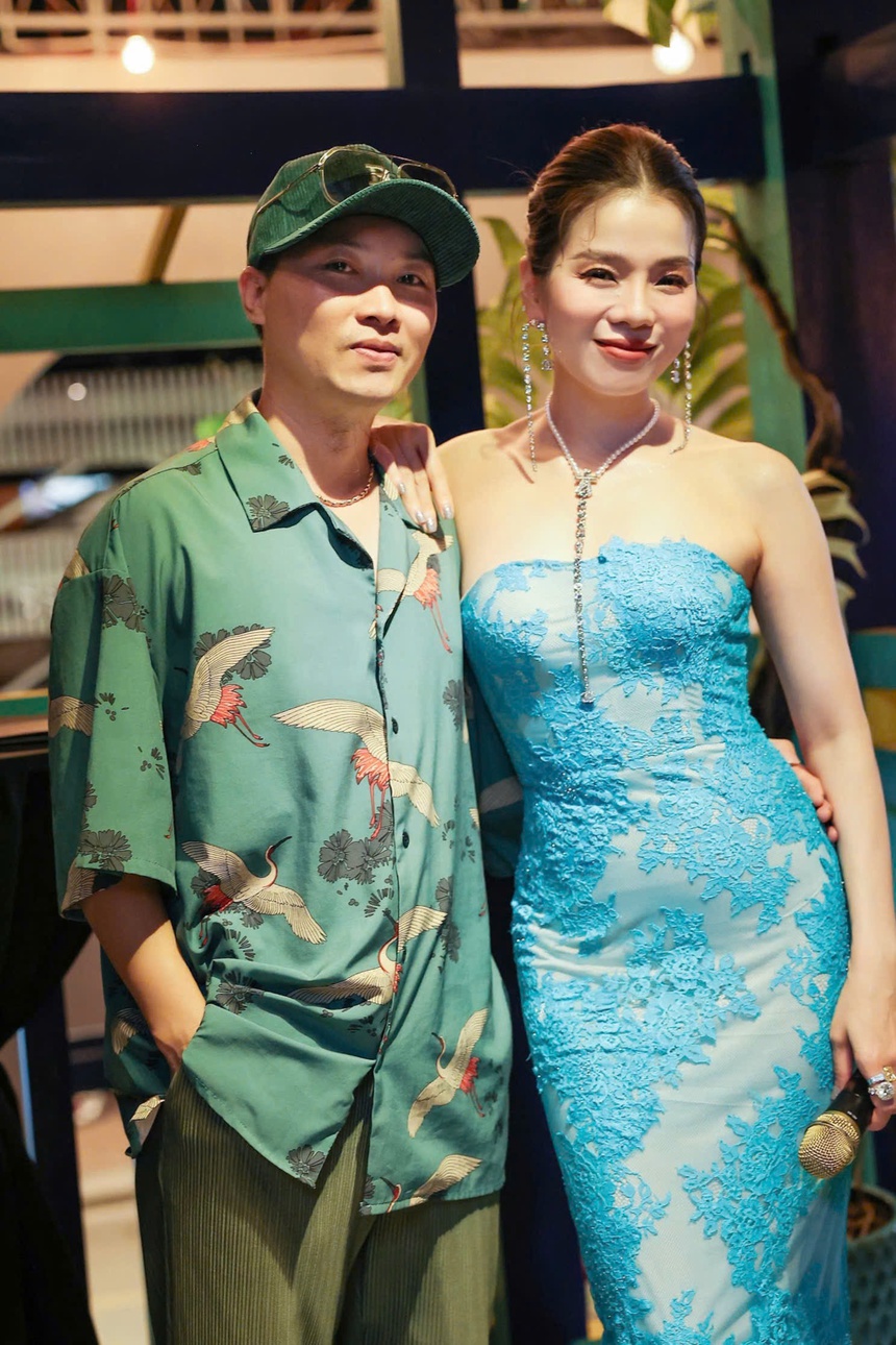 Ca sĩ Lệ Quyên và Lâm Bảo Châu tình tứ trên sân khấu "Noel cho tình nhân" - Ảnh 4.