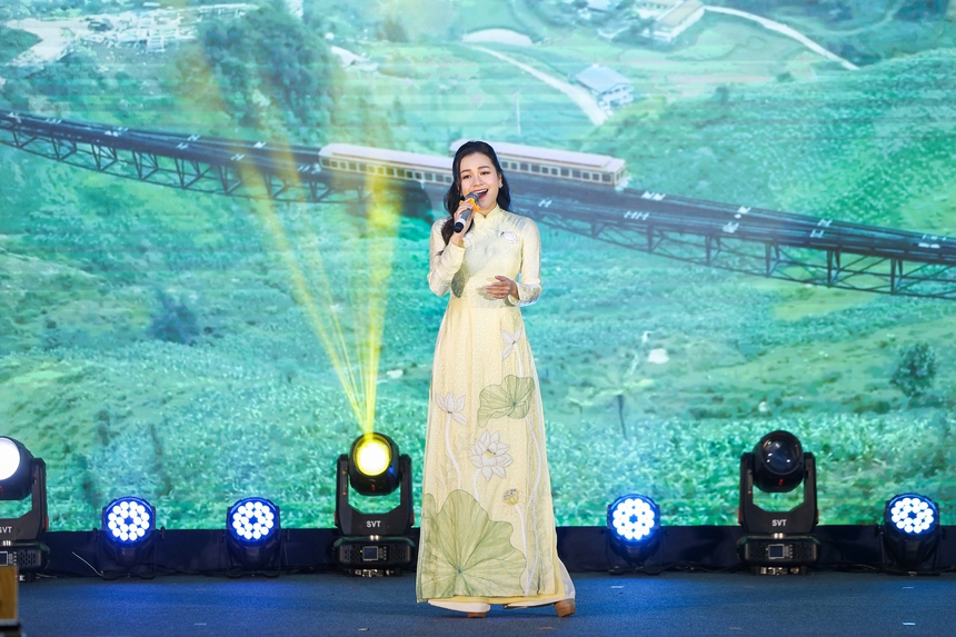 Ca sĩ Việt Tú, Vũ Thùy Linh hát chào mừng Giải Ảnh báo chí Khoảnh khắc vàng của TTXVN - Ảnh 4. Ca sĩ Việt Tú, Vũ Thùy Linh hát chào mừng Giải Ảnh báo chí Khoảnh khắc vàng của TTXVN - Ảnh 4.