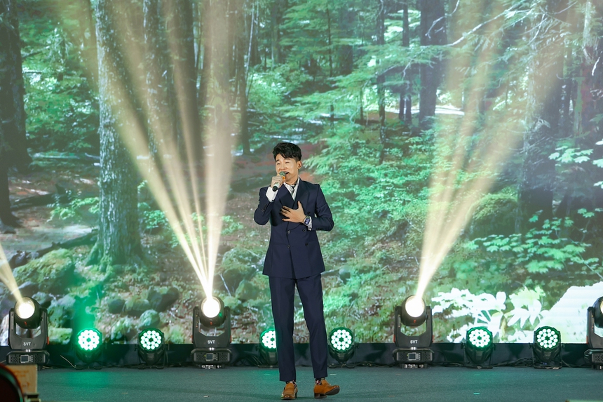 Ca sĩ Việt Tú, Vũ Thùy Linh hát chào mừng Giải Ảnh báo chí Khoảnh khắc vàng của TTXVN - Ảnh 10. Ca sĩ Việt Tú, Vũ Thùy Linh hát chào mừng Giải Ảnh báo chí Khoảnh khắc vàng của TTXVN - Ảnh 10.