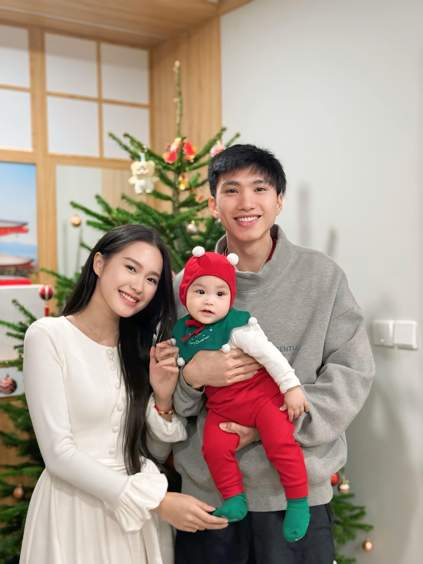 Cầu thủ đón Giáng sinh: Ông già Noel phát quà cho tuyển Việt Nam, Ronaldo chọn phong cách 'dị' nhân - Ảnh 9. Cầu thủ đón Giáng sinh: Ông già Noel phát quà cho tuyển Việt Nam, Ronaldo chọn phong cách 'dị' nhân - Ảnh 9.