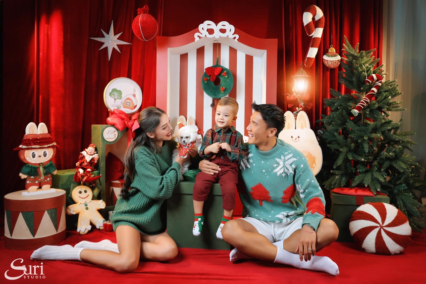 Cầu thủ đón Giáng sinh: Ông già Noel phát quà cho tuyển Việt Nam, Ronaldo chọn phong cách 'dị' nhân - Ảnh 8. Cầu thủ đón Giáng sinh: Ông già Noel phát quà cho tuyển Việt Nam, Ronaldo chọn phong cách 'dị' nhân - Ảnh 8.