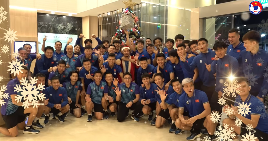 Cầu thủ đón Giáng sinh: Ông già Noel phát quà cho tuyển Việt Nam, Ronaldo chọn phong cách 'dị' nhân - Ảnh 6. Cầu thủ đón Giáng sinh: Ông già Noel phát quà cho tuyển Việt Nam, Ronaldo chọn phong cách 'dị' nhân - Ảnh 6.
