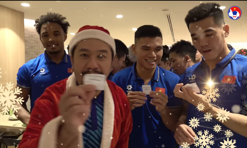 Cầu thủ đón Giáng sinh: Ông già Noel phát quà cho tuyển Việt Nam, Ronaldo chọn phong cách 'dị' nhân - Ảnh 7. Cầu thủ đón Giáng sinh: Ông già Noel phát quà cho tuyển Việt Nam, Ronaldo chọn phong cách 'dị' nhân - Ảnh 7.