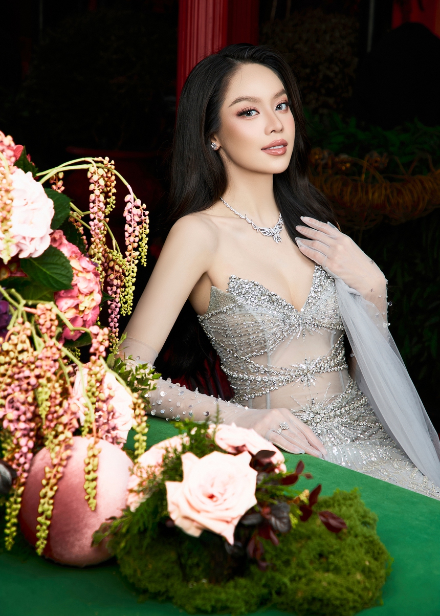 Hoa hậu Thanh Thủy diện đầm lấp lánh hoá "nàng thơ" của NTK Lê Ngọc Lâm - Ảnh 2.