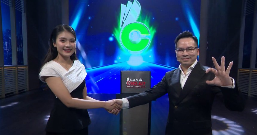 Á khôi đi tìm việc tại "Cơ hội cho ai", được Dược sĩ Tiến mở đường thi hoa hậu - Ảnh 4. Á khôi đi tìm việc tại "Cơ hội cho ai", được Dược sĩ Tiến mở đường thi hoa hậu - Ảnh 4.