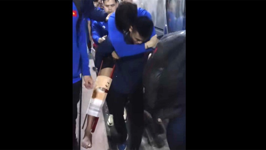 Hồ Tấn Tài phải nẹp chân, nhờ Tuấn Hải cõng ra xe, nguy cơ lớn lỡ hẹn với chung kết AFF Cup. - Ảnh 3. Hồ Tấn Tài phải nẹp chân, nhờ Tuấn Hải cõng ra xe, nguy cơ lớn lỡ hẹn với chung kết AFF Cup. - Ảnh 3.