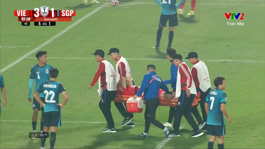 Hồ Tấn Tài phải nẹp chân, nhờ Tuấn Hải cõng ra xe, nguy cơ lớn lỡ hẹn với chung kết AFF Cup. - Ảnh 1. Hồ Tấn Tài phải nẹp chân, nhờ Tuấn Hải cõng ra xe, nguy cơ lớn lỡ hẹn với chung kết AFF Cup. - Ảnh 1.