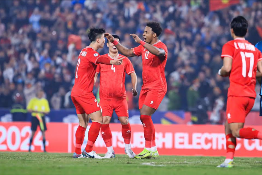 Tuyển Việt Nam đánh bại Singapore 3-1 ở bán kết lượt về AFF Cup. Ảnh: Hoàng Linh