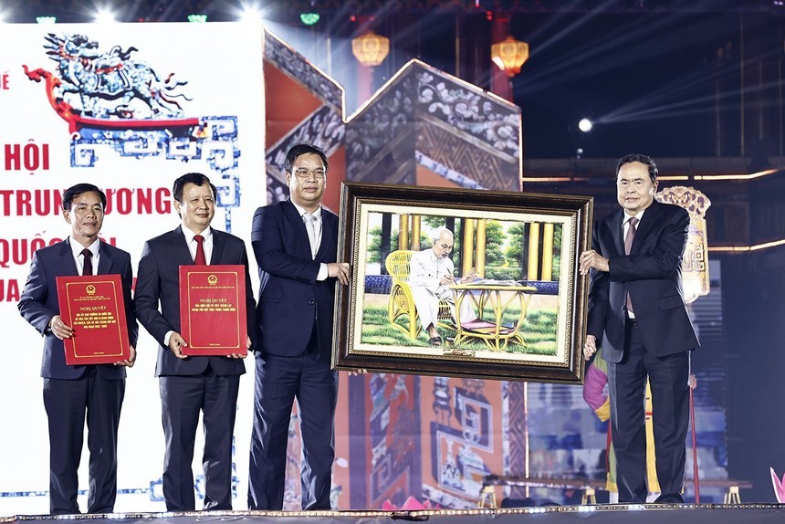 Chủ tịch Quốc hội Trần Thanh Mẫn: Xây dựng thành phố Huế trực thuộc Trung ương xanh, hiện đại, thông minh, hạnh phúc - Ảnh 5. Chủ tịch Quốc hội Trần Thanh Mẫn: Xây dựng thành phố Huế trực thuộc Trung ương xanh, hiện đại, thông minh, hạnh phúc - Ảnh 5.