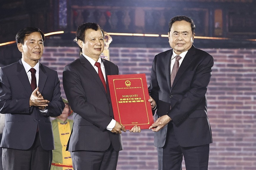 Chủ tịch Quốc hội Trần Thanh Mẫn: Xây dựng thành phố Huế trực thuộc Trung ương xanh, hiện đại, thông minh, hạnh phúc - Ảnh 4. Chủ tịch Quốc hội Trần Thanh Mẫn: Xây dựng thành phố Huế trực thuộc Trung ương xanh, hiện đại, thông minh, hạnh phúc - Ảnh 4.