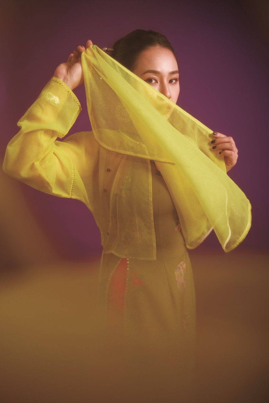 Ca sĩ Bảo Trâm hoá "nàng thơ" của Cao Minh Tiến, diện áo dài Tết lấy cảm hứng từ áo Nhật Bình - Ảnh 5.