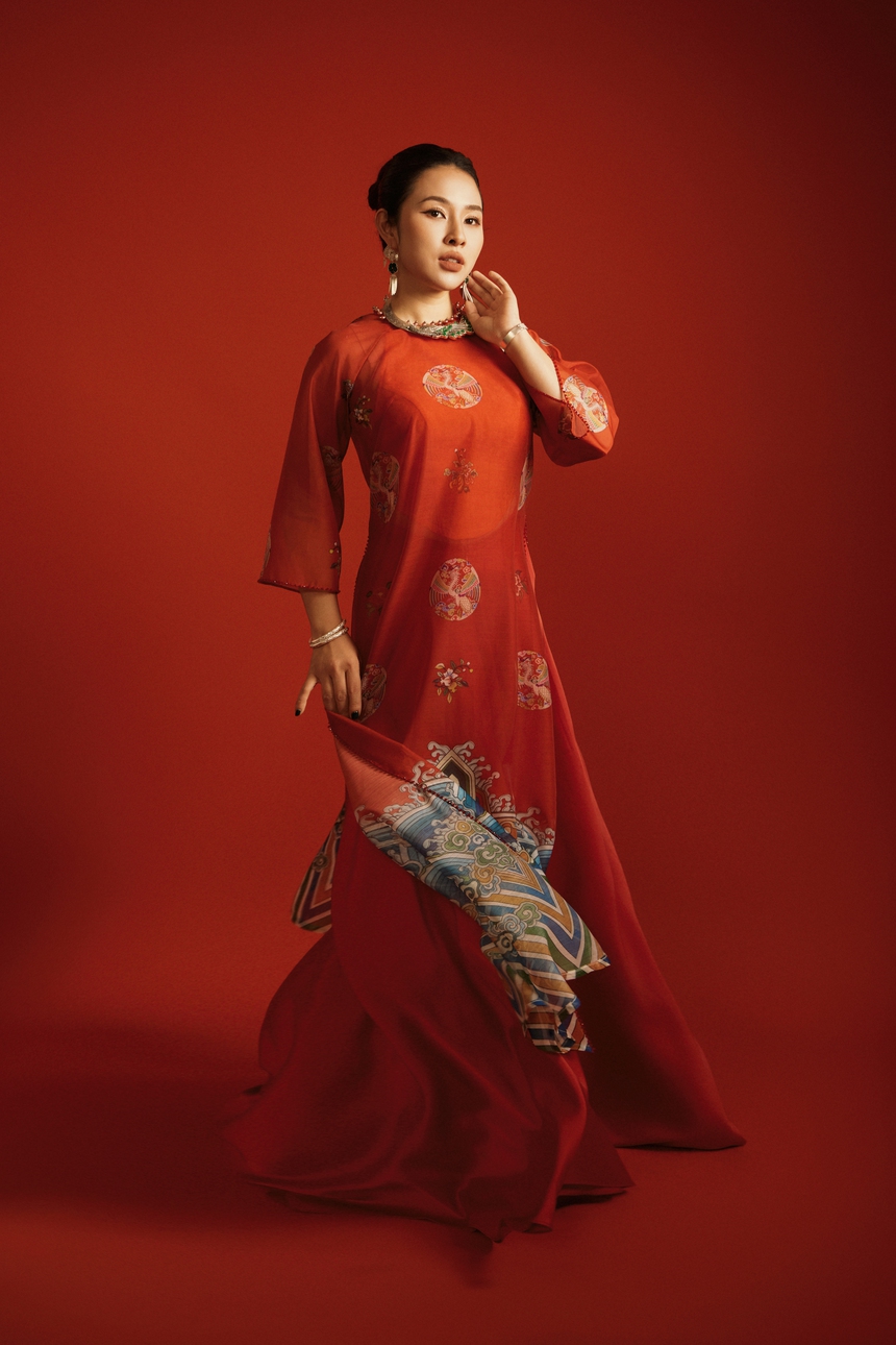 Ca sĩ Bảo Trâm hoá "nàng thơ" của Cao Minh Tiến, diện áo dài Tết lấy cảm hứng từ áo Nhật Bình - Ảnh 1.