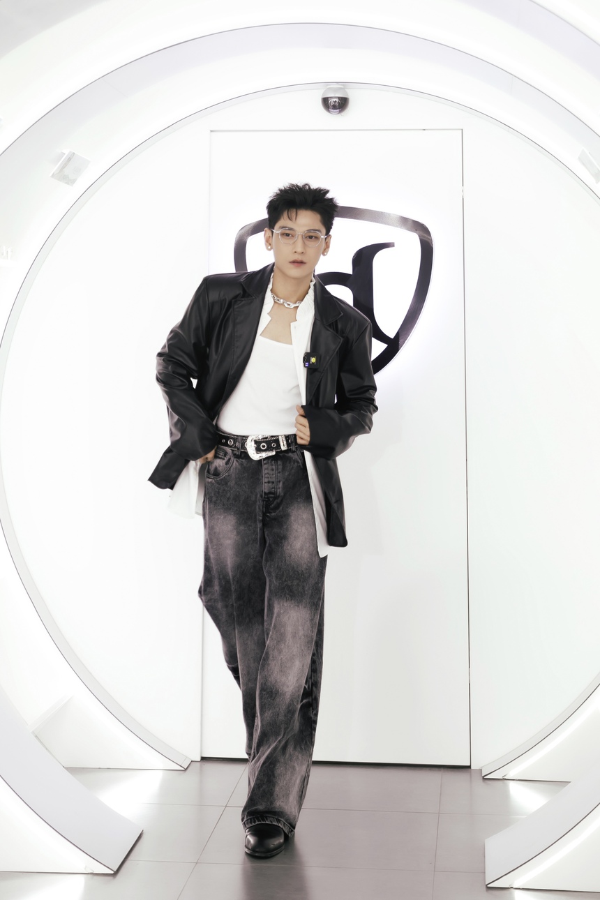 Isaac làm nức lòng người hâm mộ với diện mạo "tổng tài" - Ảnh 3. Isaac làm nức lòng người hâm mộ với diện mạo "tổng tài" - Ảnh 3.