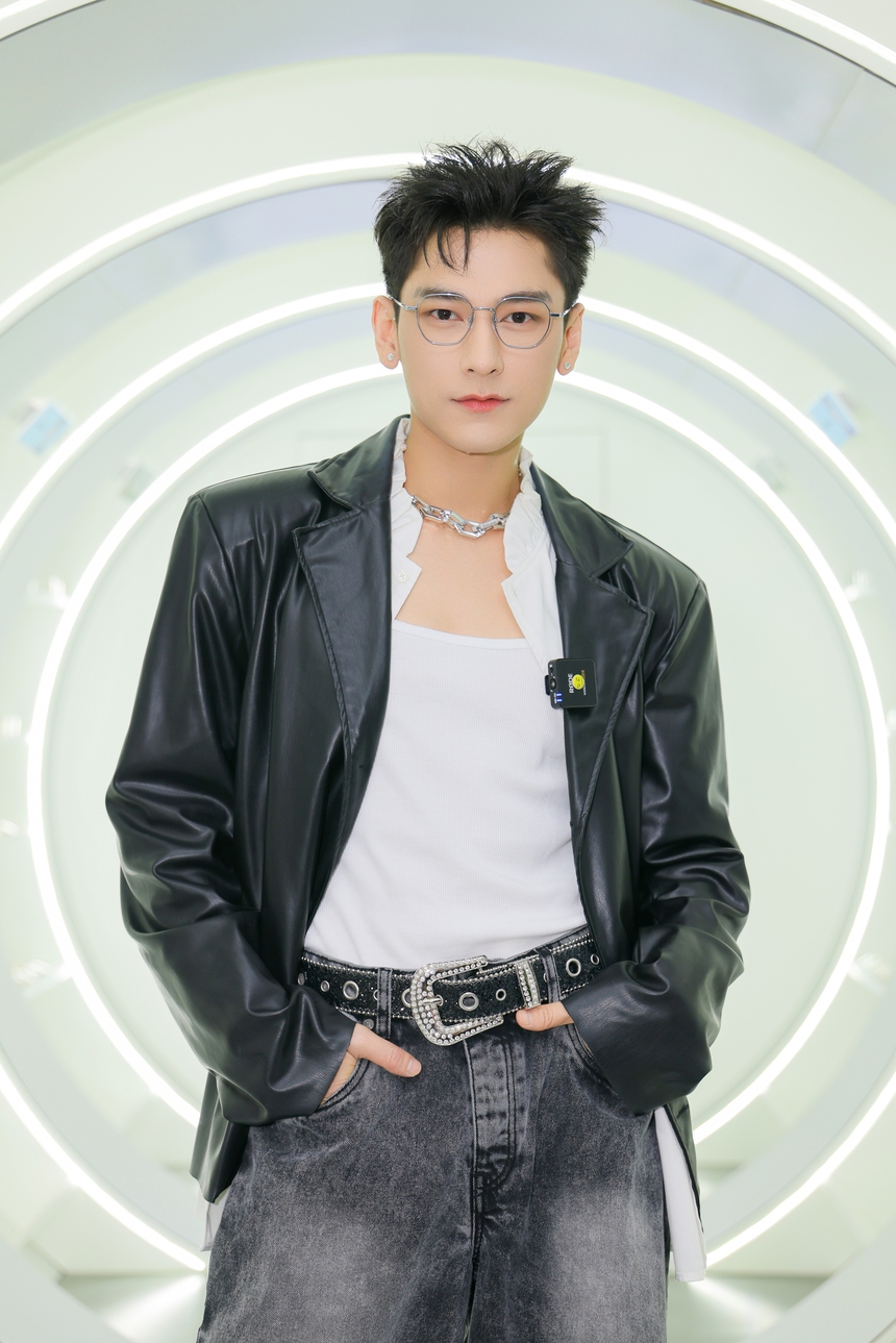 Isaac làm nức lòng người hâm mộ với diện mạo "tổng tài" - Ảnh 1. Isaac làm nức lòng người hâm mộ với diện mạo "tổng tài" - Ảnh 1.