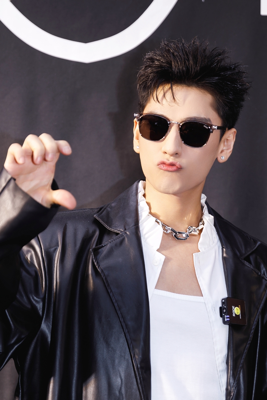 Isaac làm nức lòng người hâm mộ với diện mạo "tổng tài" - Ảnh 2. Isaac làm nức lòng người hâm mộ với diện mạo "tổng tài" - Ảnh 2.