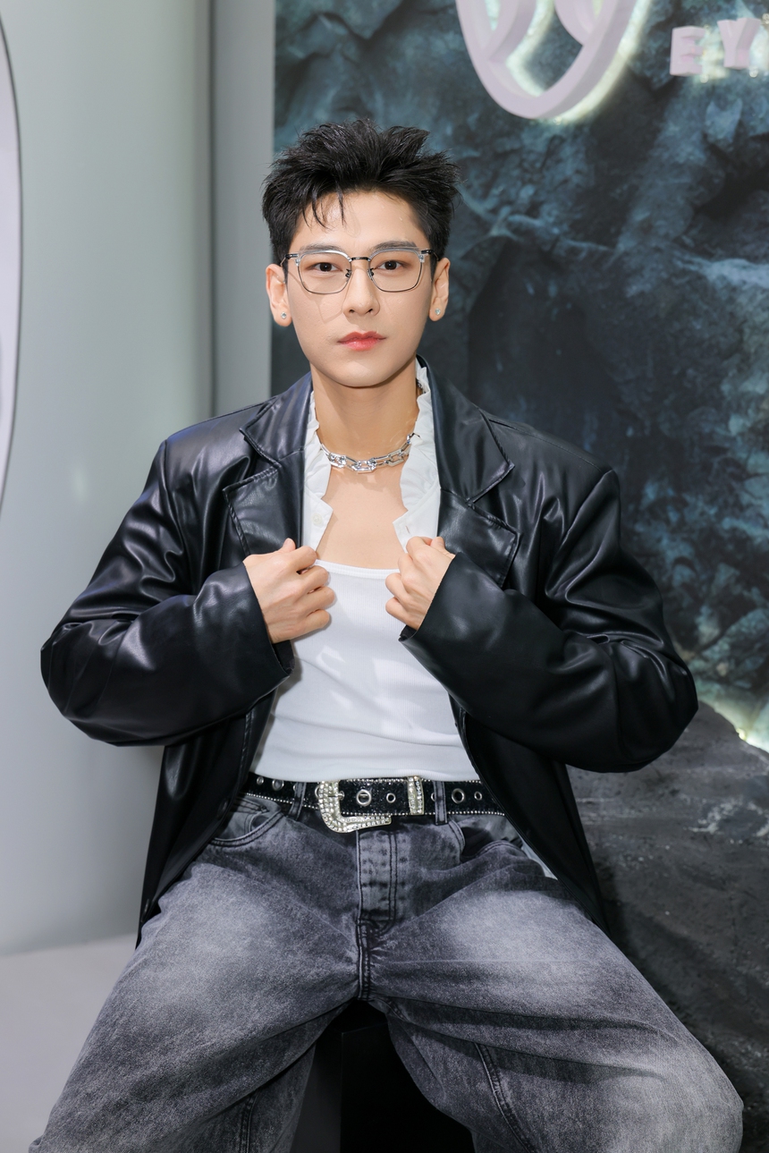 Isaac làm nức lòng người hâm mộ với diện mạo "tổng tài" - Ảnh 4. Isaac làm nức lòng người hâm mộ với diện mạo "tổng tài" - Ảnh 4.