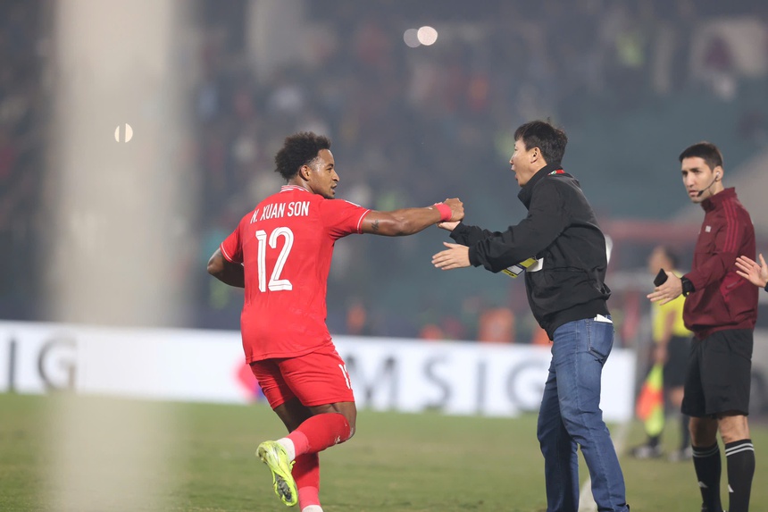 Từ những tổn thất ngoài dự kiến đến ngọn lửa Kim Sang Sik - Ảnh 1. Từ những tổn thất ngoài dự kiến đến ngọn lửa Kim Sang Sik - Ảnh 1.