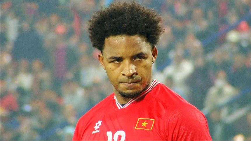 Biểu cảm ấn tượng của Nguyễn Xuân Son khi đá penalty, fan ví với đồng hương đang khoác áo MU - Ảnh 1.