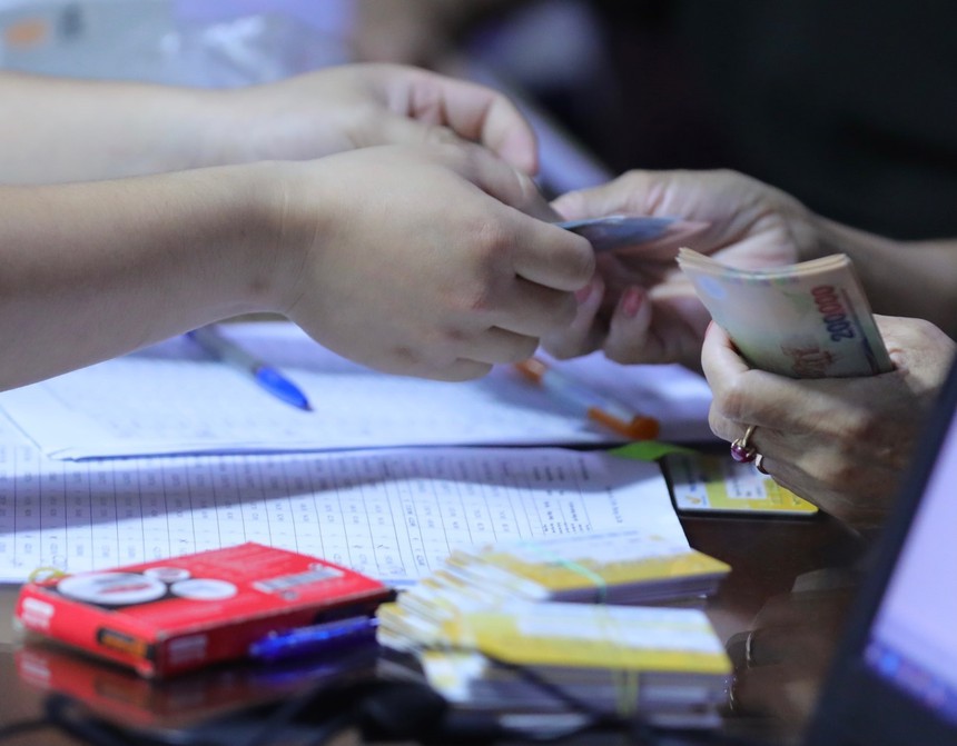 Được bảo lưu mức lương chức vụ cũ đến hết nhiệm kỳ nếu thôi chức do sắp xếp bộ máy - Ảnh 1. Được bảo lưu mức lương chức vụ cũ đến hết nhiệm kỳ nếu thôi chức do sắp xếp bộ máy - Ảnh 1.