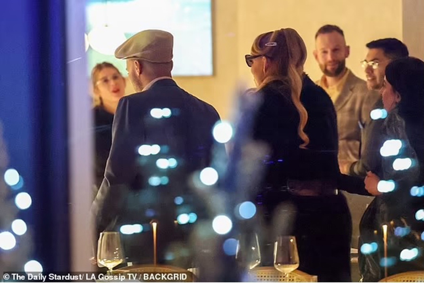 Mariah Carey và Anderson .Paak lại nắm tay tình tứ tại Aspen - Ảnh 14.