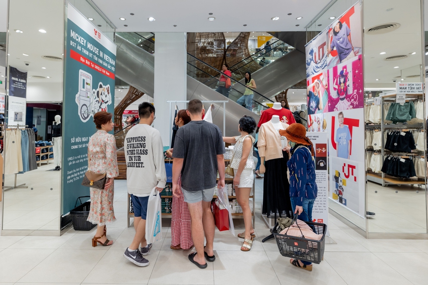 UNIQLO yêu văn hóa Việt: In nón lá, bánh mì lên áo thun - Ảnh 6. UNIQLO yêu văn hóa Việt: In nón lá, bánh mì lên áo thun - Ảnh 6.