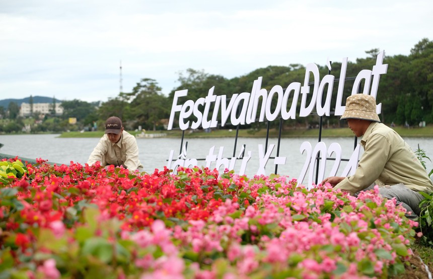 Phố núi Đà Lạt sẵn sàng cho ngày khai hội Festival hoa lần thứ X năm 2024 - Ảnh 1.
