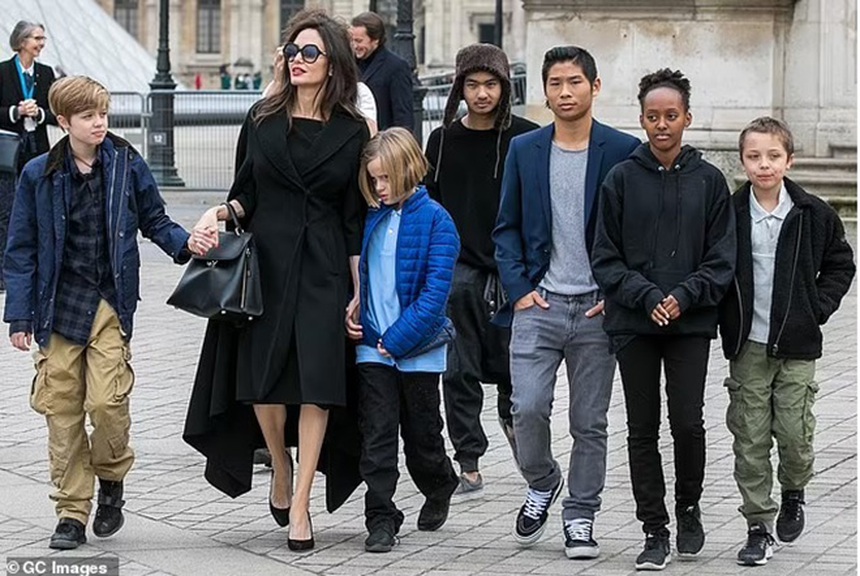 Brad Pitt "cầu xin" cặp song sinh đón sinh nhật lần thứ 61 cùng anh và bạn gái - Ảnh 3.