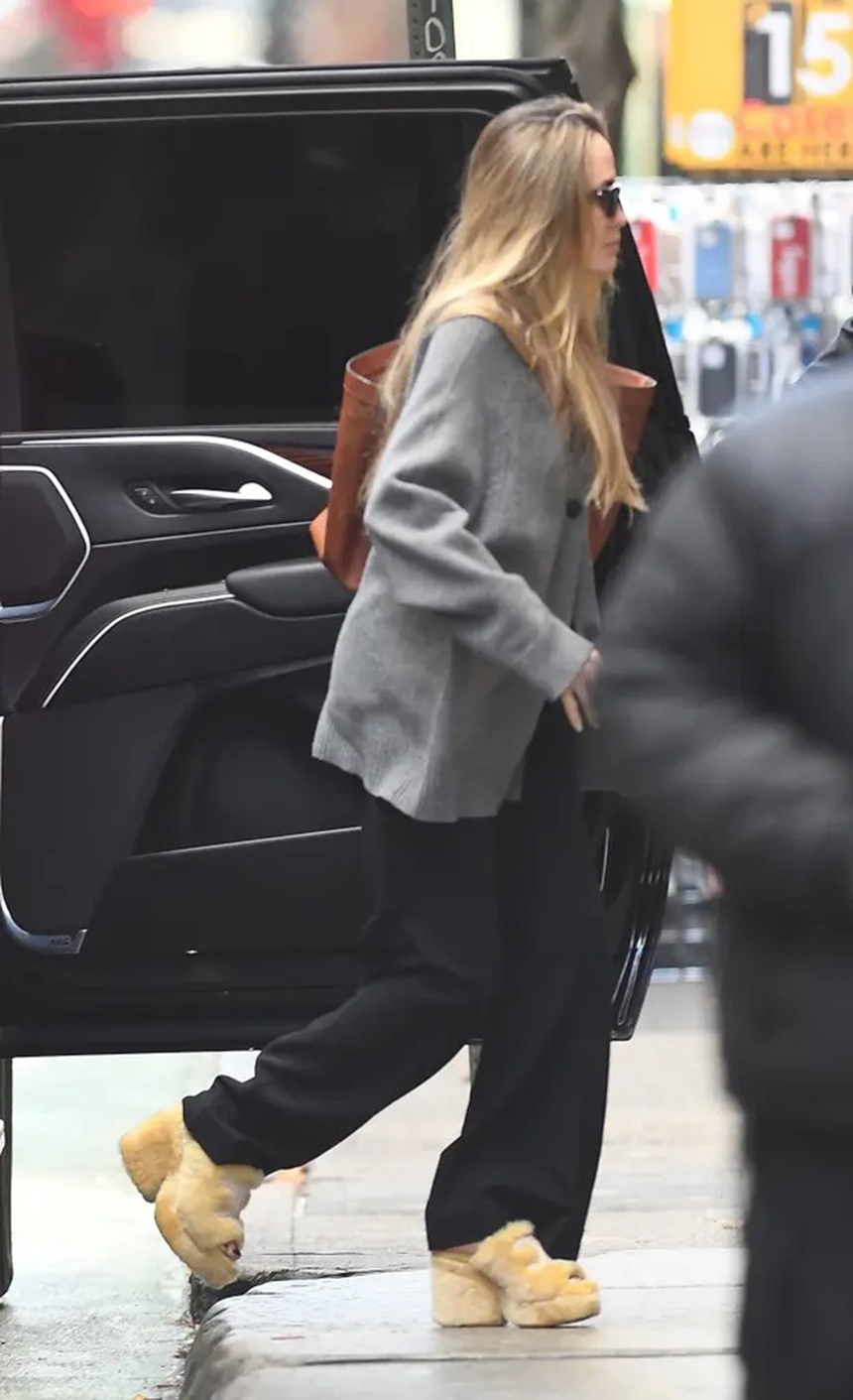 Angelina Jolie với "đôi gộc" gây bão: Hơn 1.000 USD cho một tuyên ngôn thời trang - Ảnh 4.